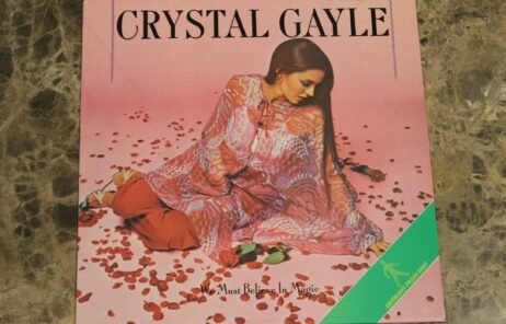Crystal Gayle - We Must Believe In Magic (VG+)